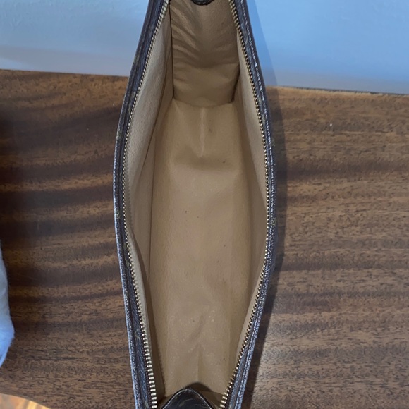Louis Vuitton Monogram Poche Toiletry Pouch 26 - Picture 5 of 10